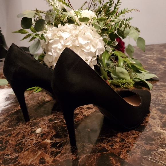 Atmosphere Shoes - Sexy and Sleek Black Suede Pumps/Heels